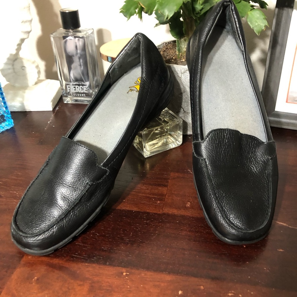 Size 10 black leather loafers